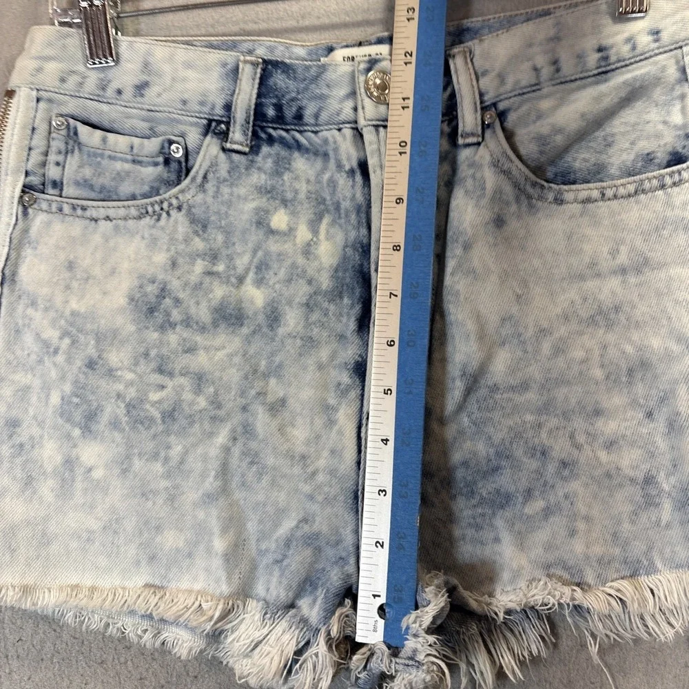 Forever 21‎ Premium Acid Wash Raw Hem Denim Shorts Zips up on sides – Size 29